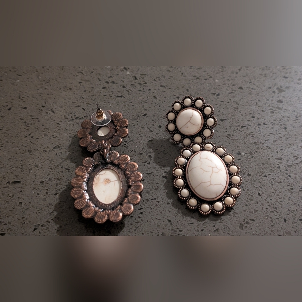 Elegant Cream and Gold Statement Earrings - Picture 4 of 8